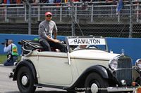 Lewis Hamilton_F1 Drivers Parade_delante de los boxes del Circuit de Catalunya